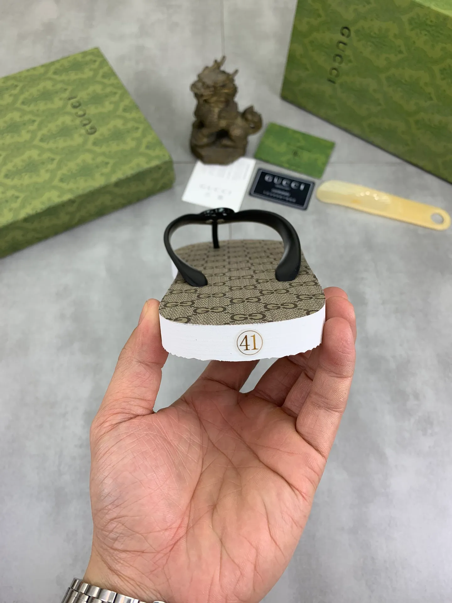 Men's men's shoes 💰P220💰【New style】🆘【GUCCI】Official website's popular Gucci adult couple 🧑‍🤝‍🧑 style, children's flip-flops are on sale at the counter simultaneously! Original fabric imported from Italy. Original bottom provided by the original factory. Size: Adult 36-45. Children’s size: 30-37. Multiple colors available.